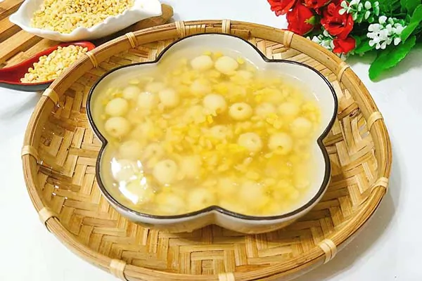 Cách nấu chè hạt sen tổ yến đậu xanh bổ dưỡng, thanh mát